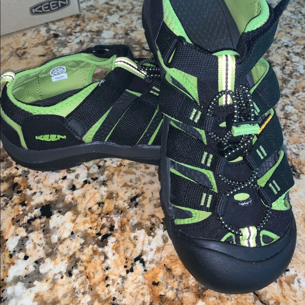 Keens H2 waterproof shoe sandal youth boy size 6